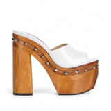 Sandalia de plataforma Naya con tachas y madera de piel blanca